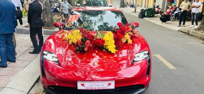 Xe Hoa Porsche Taycan đỏ