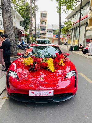 Xe Hoa Porsche Taycan đỏ