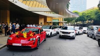Xe Hoa Porsche Taycan đỏ