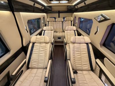 Xe Limousine 9 chỗ Kingdom 2025