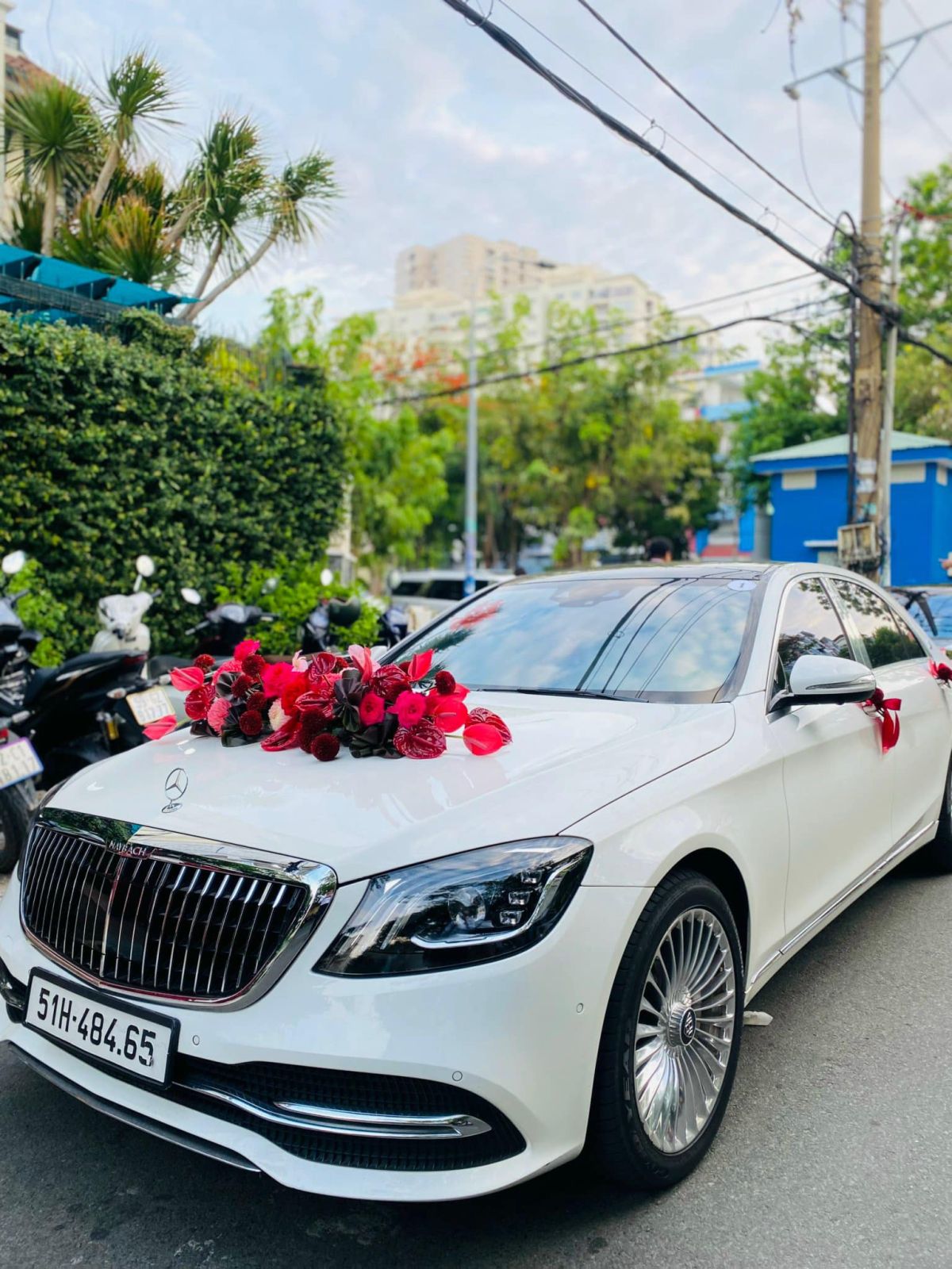 Bạch M&atilde; Mercedes S450 Độ Maybach cực đẹp th&aacute;p t&ugrave;ng c&ugrave;ng d&acirc;u rễ trong lễ cưới trọng đại